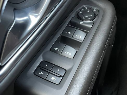 Used 2024 GMC Yukon SLT AWD/4WD image 12