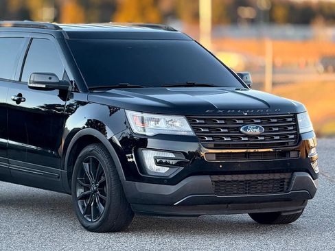 Used 2017 Ford Explorer XLT w/ Equipment Group 202A image 15