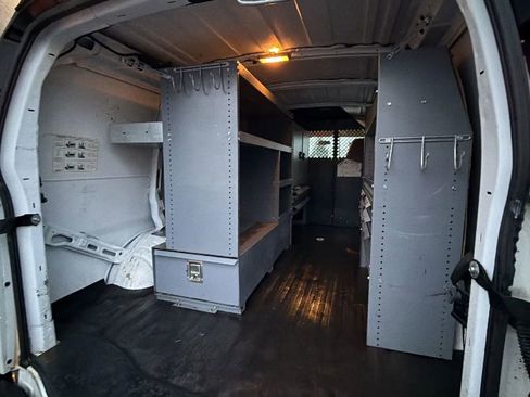 Used 2009 Chevrolet Express 2500 Van 3D image 7