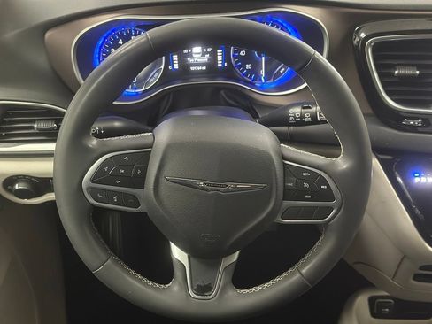 Used 2022 Chrysler Voyager LX FWD image 3