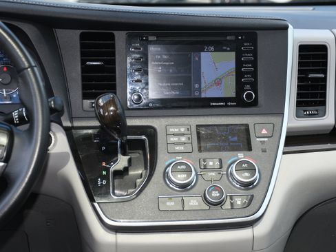 Used 2020 Toyota Sienna XLE image 17