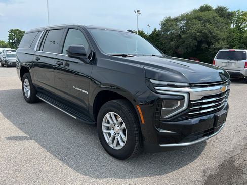 Used 2025 Chevrolet Suburban LT w/ Sun And Tow Package AWD/4WD image 3