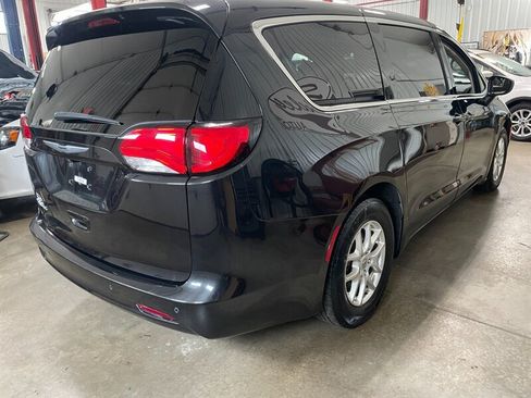 Used 2022 Chrysler Voyager LX FWD image 5