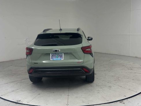 Used 2024 Chevrolet Trax RS w/ Sunroof Package FWD image 3