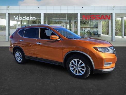 Used 2020 Nissan Rogue SV image 2