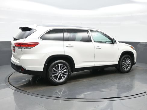Used 2019 Toyota Highlander XLE AWD/4WD image 6