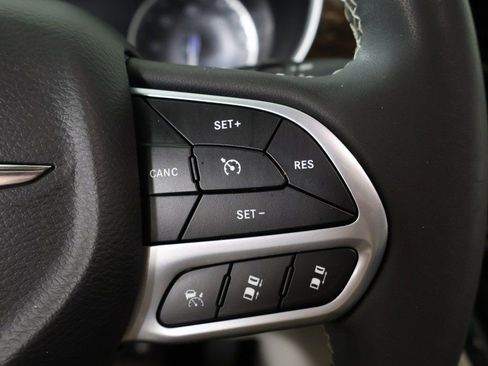 Used 2023 Chrysler Pacifica Limited FWD image 51