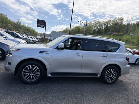 Used 2024 Nissan Armada SL w/ Captain's Chairs Package AWD/4WD image 8