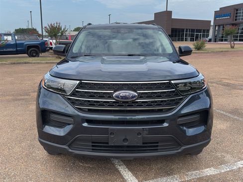 Used 2023 Ford Explorer XLT RWD image 2