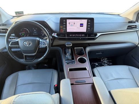 Used 2022 Toyota Sienna XLE FWD image 13