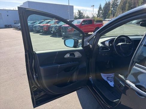 Used 2019 Chrysler Pacifica Touring-L Plus w/ Advanced Safetytec Group image 9