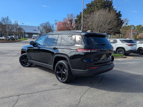 Used 2023 Jeep Grand Cherokee L Laredo image 7