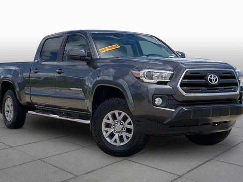 Used 2017 Toyota Tacoma SR5 w/ Tow Package RWD image 3