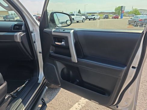 Used 2017 Toyota 4Runner SR5 AWD/4WD image 29