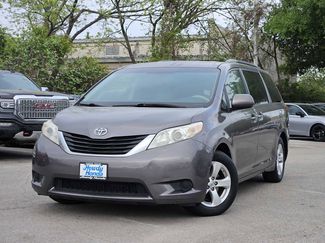 Used 2014 Toyota Sienna LE video 1