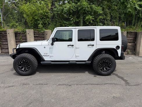 Used 2016 Jeep Wrangler Unlimited Sahara w/ Connectivity Group AWD/4WD image 6
