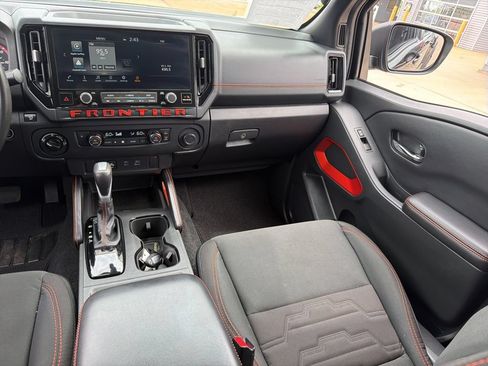 Used 2025 Nissan Frontier PRO-4X AWD/4WD image 19