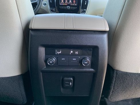 Used 2022 Chevrolet Traverse LS FWD image 30