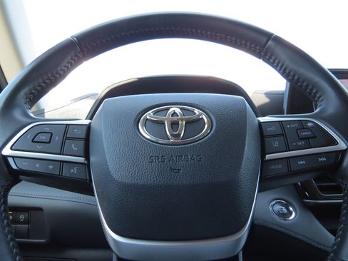 Used 2023 Toyota Highlander LE image 19