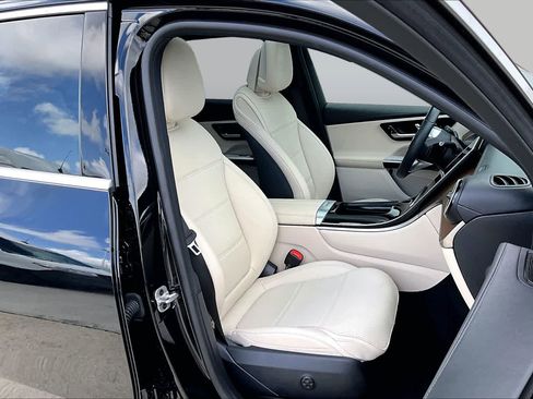 Used 2025 Mercedes-Benz GLC 300 image 9