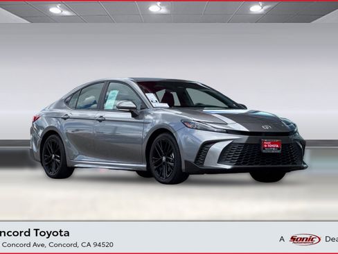 Used 2025 Toyota Camry SE image 1