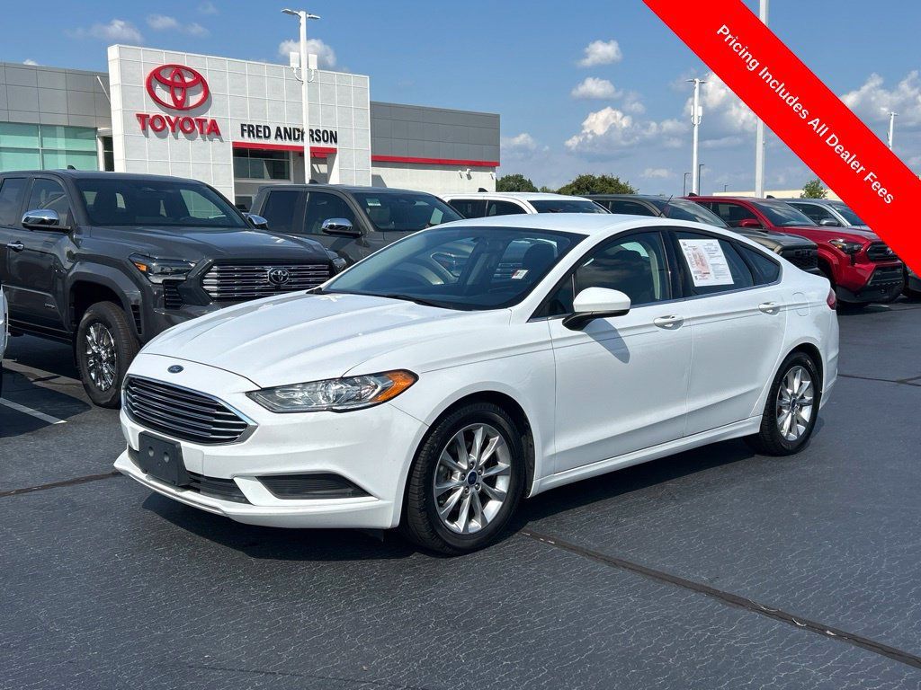 Used 2017 Ford Fusion SE FWD image 1