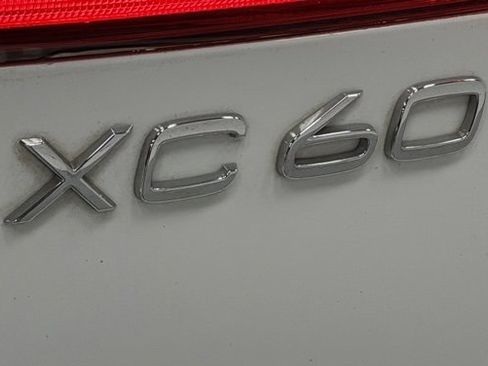 Used 2020 Volvo XC60 T5 Momentum w/ Protection Package Premier image 6