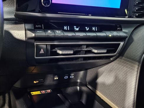 Used 2025 Toyota Camry SE image 32