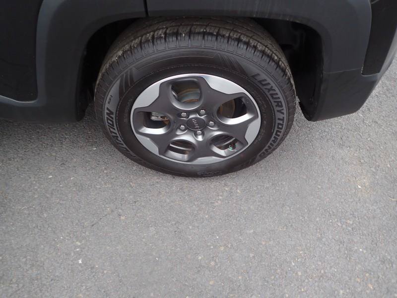 Used 2016 Jeep Renegade Latitude FWD image 25
