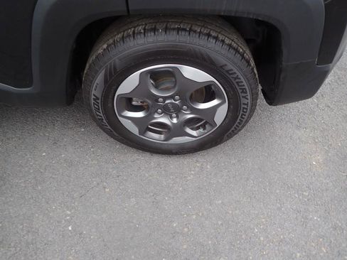 Used 2016 Jeep Renegade Latitude FWD image 25