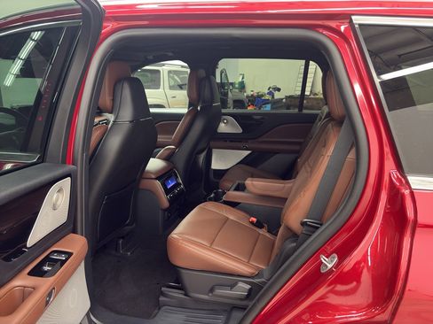 Used 2025 Lincoln Aviator Reserve w/ Equipment Group 201A image 14