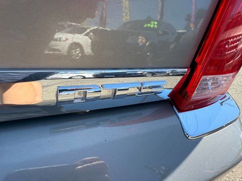 Used 2006 Cadillac DTS Luxury I w/ Sun And Sound Package image 9