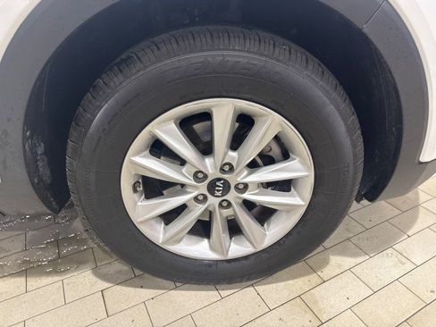 Used 2020 Kia Sorento LX image 11