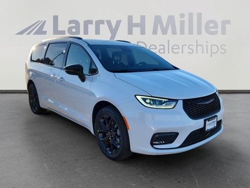 New 2026 Chrysler Pacifica Select w/ S Appearance Package image 8