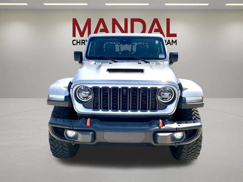 Used 2024 Jeep Gladiator Mojave AWD/4WD image 2