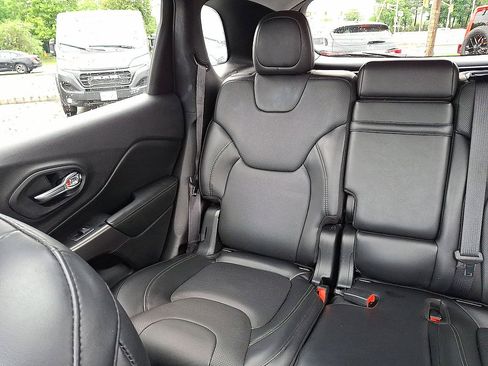 Used 2019 Jeep Cherokee Limited w/ Luxury Group AWD/4WD image 12