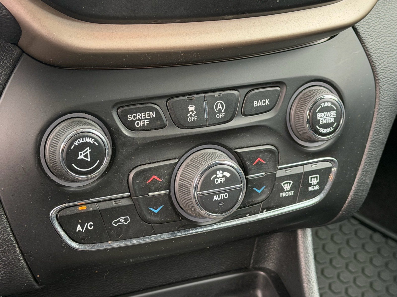 Used 2016 Jeep Cherokee 75th Anniversary FWD image 31