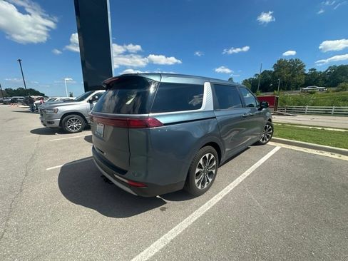 Used 2022 Kia Carnival EX FWD image 3