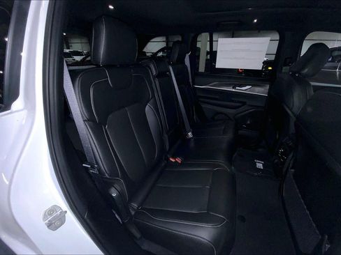New 2025 Jeep Grand Cherokee Limited w/ Luxury Tech Group II image 21