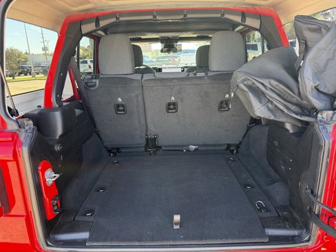 Used 2025 Jeep Wrangler Sahara image 29