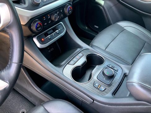 Used 2020 GMC Acadia SLT w/ Driver Alert Package II FWD image 16