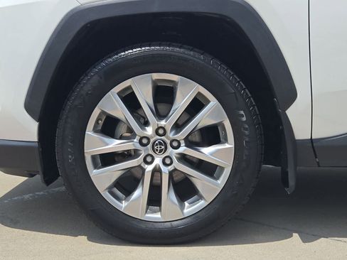 Used 2019 Toyota RAV4 XLE Premium FWD image 13