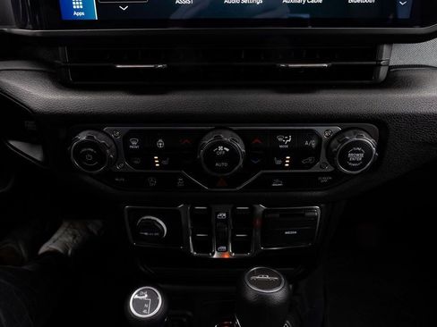 Used 2024 Jeep Gladiator Sport AWD/4WD image 15