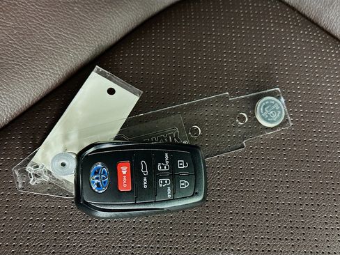 Used 2024 Toyota Sienna Platinum image 33