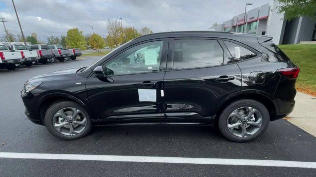 Certified 2023 Ford Escape ST-Line Select w/ Tech Pack #1 AWD/4WD image 5