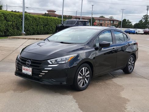 Used 2025 Nissan Versa SV FWD image 3