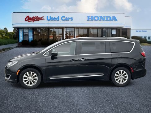 Used 2018 Chrysler Pacifica Touring-L Plus image 2
