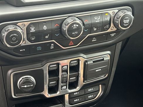 Used 2022 Jeep Wrangler Unlimited Sahara w/ Cold Weather Group AWD/4WD image 19