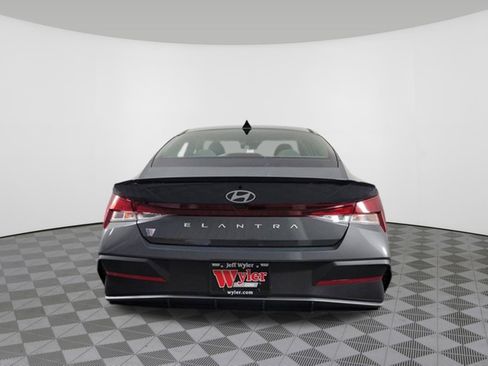 Used 2025 Hyundai Elantra Sport image 5
