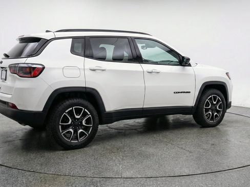 Used 2025 Jeep Compass Trailhawk AWD/4WD image 9
